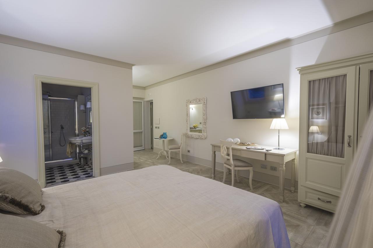 Maridea Casa Vacanza- Le Alcove Sul Mare Suites Ponza Bagian luar foto